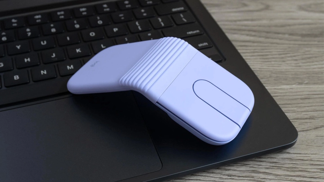 El Logitech Mobi Fold plegado cabe en el bolsillo de una chaqueta.