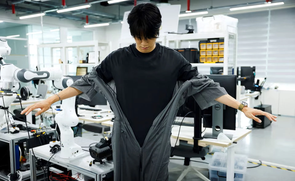 Proceso del traje auto-vestido usando robots enredadera