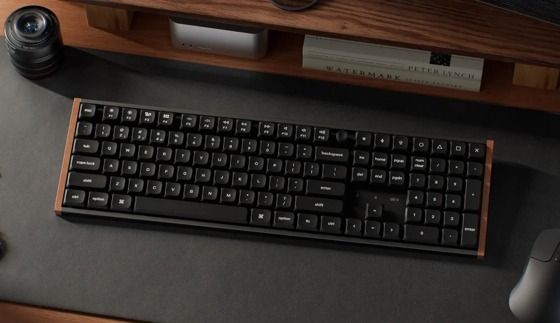 El Keychron K5 Ultra 8K combina placa de aluminio anodizado con detalles en madera natural y un botón giratorio para el control del volumen.