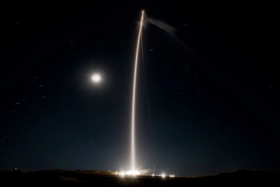 La larga exposición capturó un impresionante rastro de luz del Falcon 9 en California