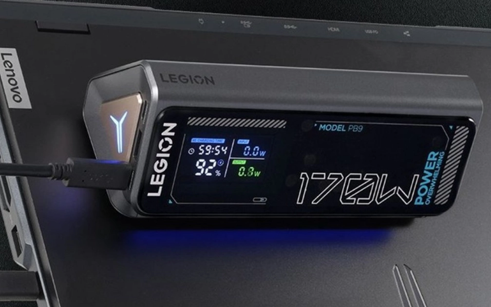 El Legion PB9 destaca por su perfil en cuña y su pantalla en color con métricas de carga en tiempo real.