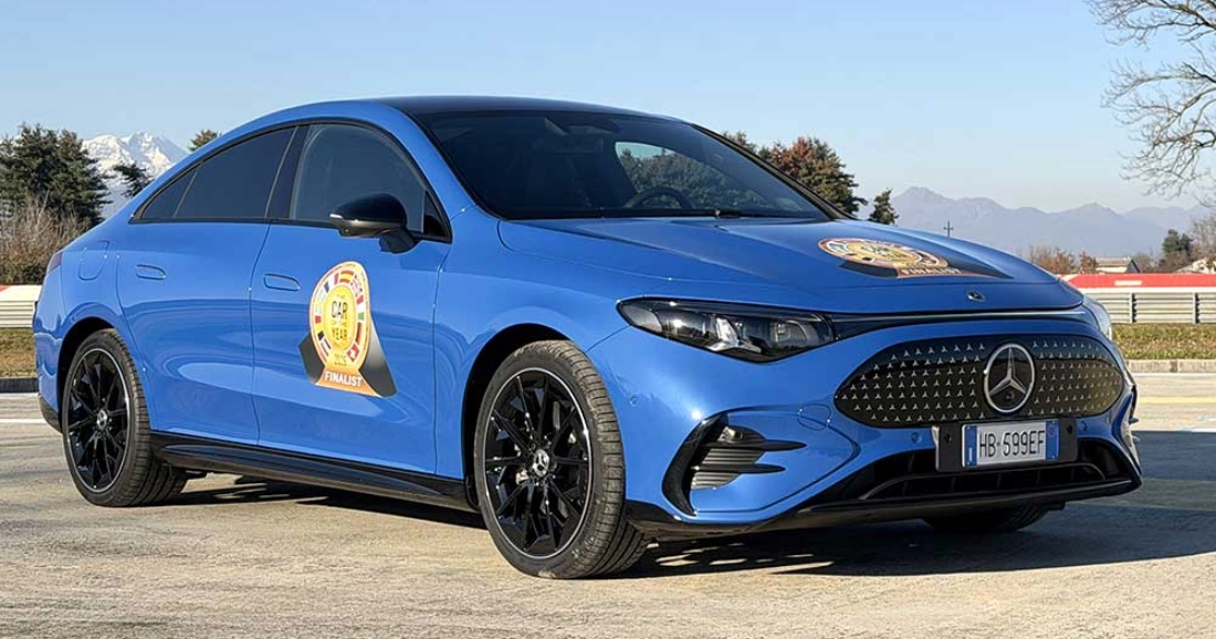 Mercedes-Benz CLA adornado con los logotipos de 'El Coche Del Año'