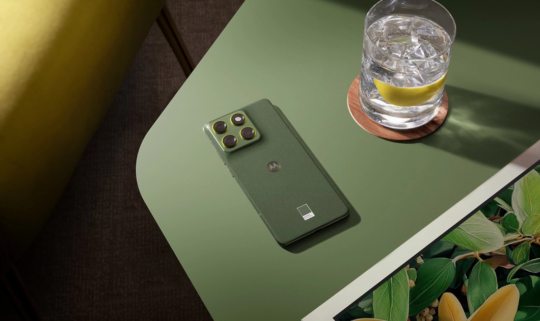Motorola Edge 70 Max: diseño plano con módulo de cámara cuadrado y chasis de aleación de aluminio.
