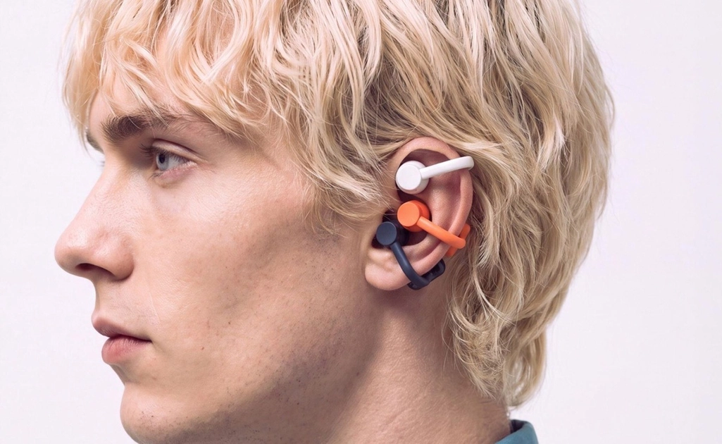 CMF Clip Pro en color coral con su estuche de carga y el mando Smart Dial.
