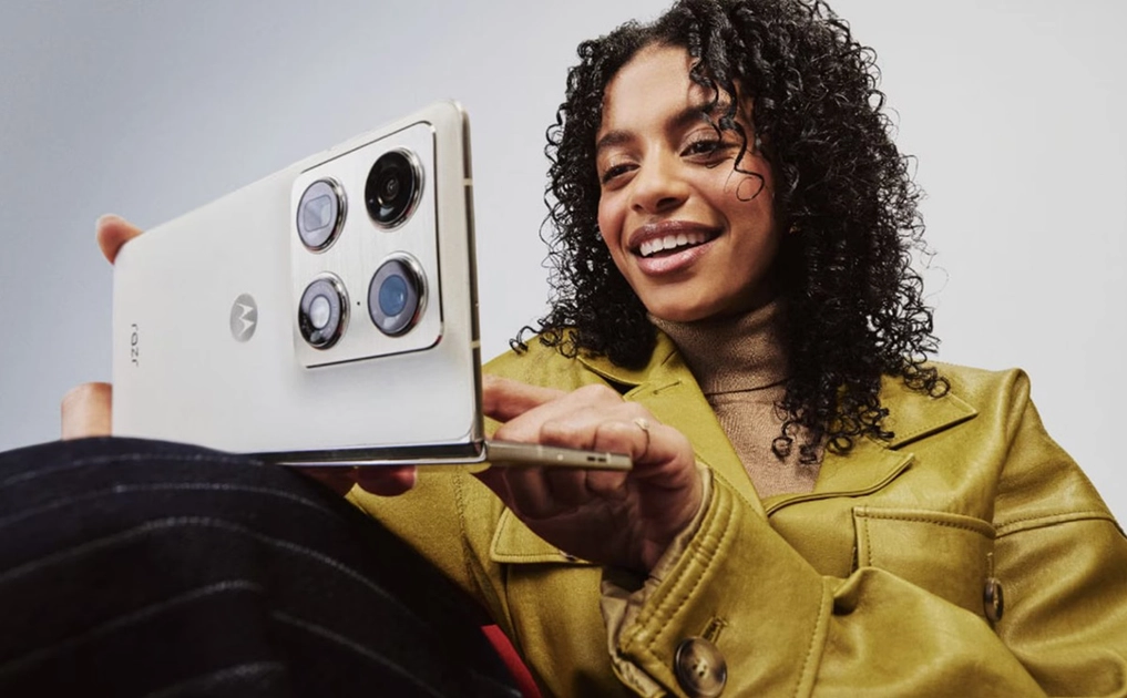 El Motorola Razr Fold abierto muestra su pantalla interior OLED de 8,1 pulgadas.