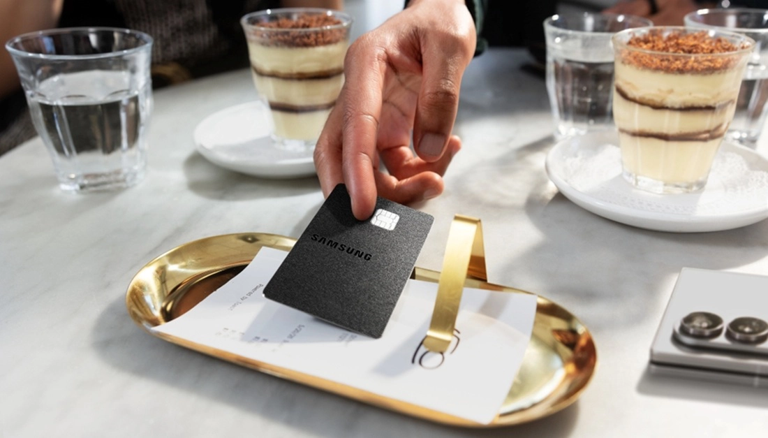 La Galaxy Card de Samsung, en su versión física de metal negro, integrada en Samsung Wallet.