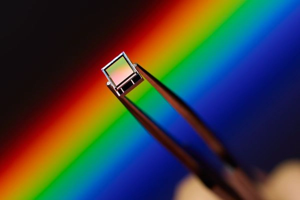 El chip Litavis con procesamiento integrado en el píxel. Ilustración: Singular Photonics