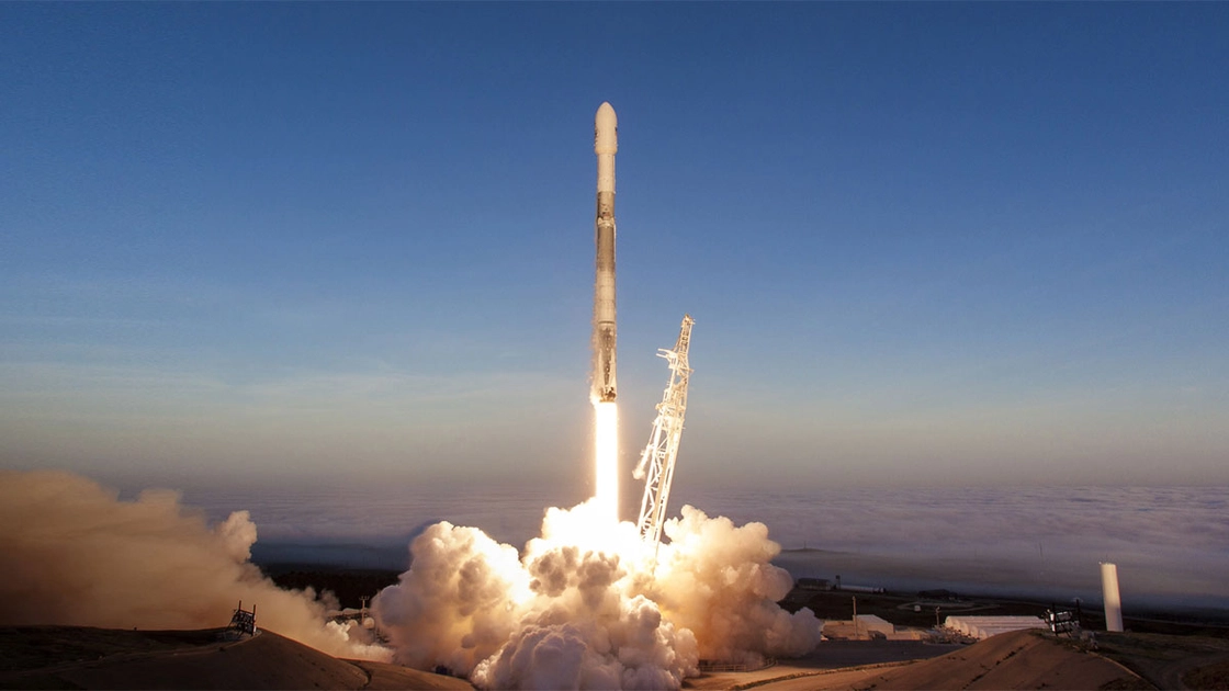 SpaceX alcanza 100 lanzamientos Falcon 9 en 2026 y roza el récord del transbordador