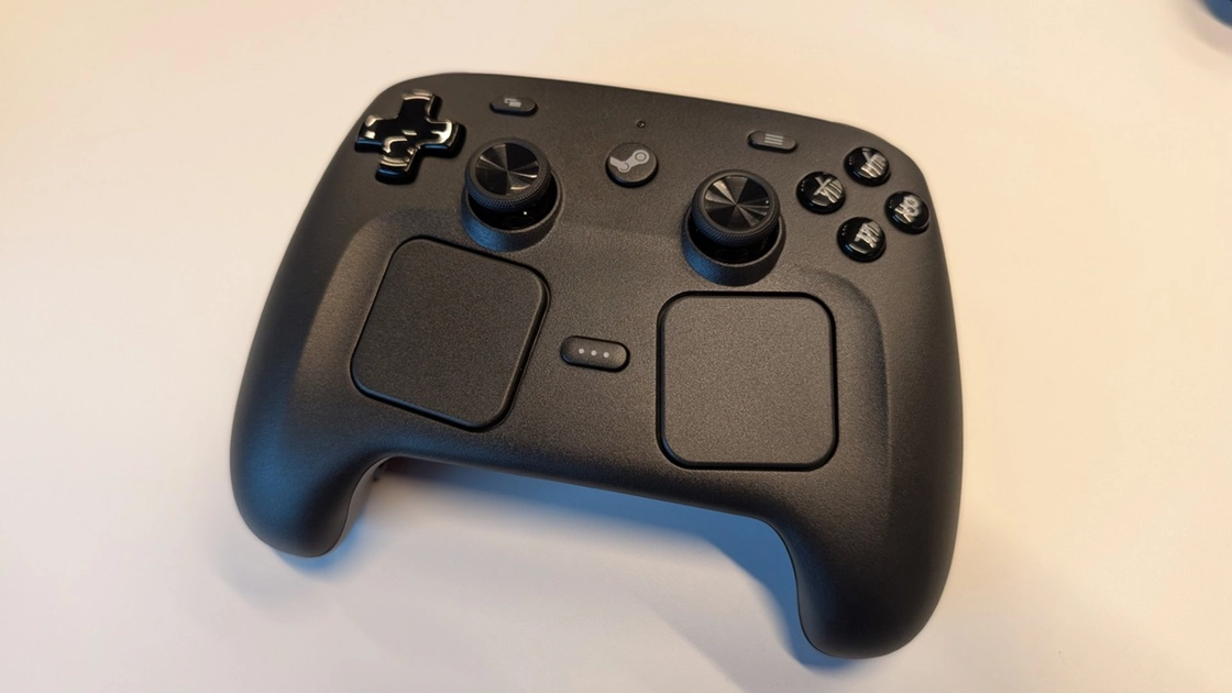 El Steam Controller 2 de Valve, con sus cuatro botones traseros y los dos trackpads cuadrados de 34,5 mm.