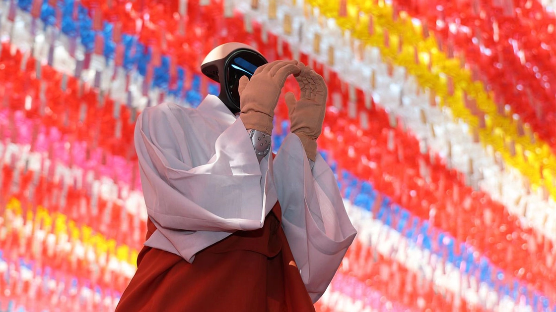 El robot Gabi durante la ceremonia de ordenación en el templo Jogyesa de Seúl. Foto: Yonhap