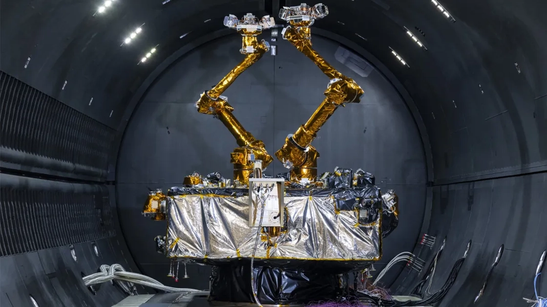 El módulo de servicio RSGS incorpora dos brazos robóticos de múltiples ejes para realizar tareas de mantenimiento en satélites geoestacionarios.