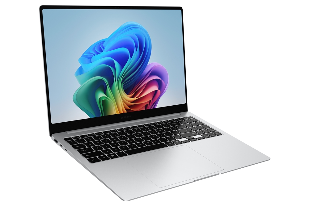 Samsung Galaxy Book 5 Pro está sobre la mesa Samsung Galaxy Book 5 Pro está sobre la mesa