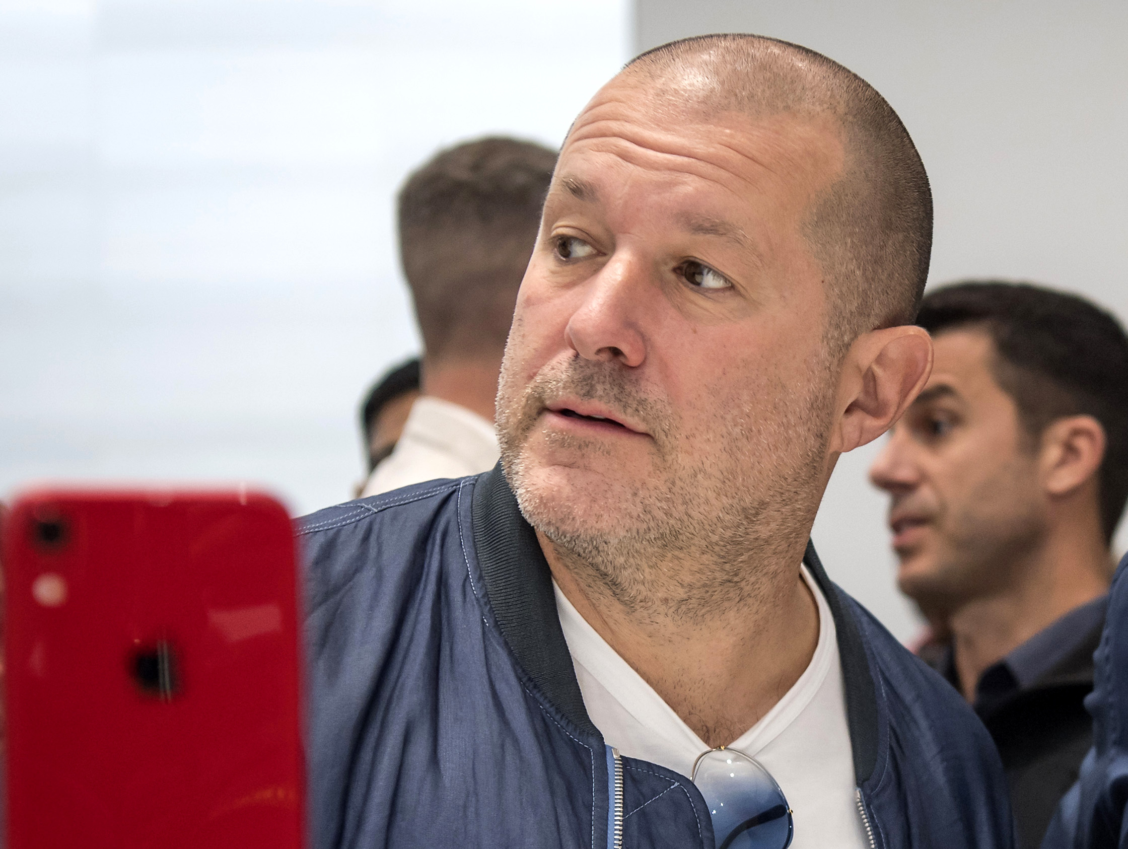 Jony Ive y Sam Altman trabajan en dispositivos de IA con el jefe de diseño del iPhone Jony Ive y Sam Altman trabajan en dispositivos de IA con el jefe de diseño del iPhone