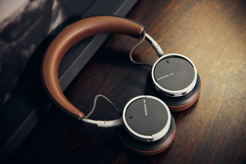 Auriculares Beyerdynamic Aventho 100 en la habitación Auriculares Beyerdynamic Aventho 100 en la habitación