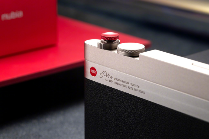 Nubia Z80 Ultra recibirá un conjunto completo de lentes externos, y la funda con el montaje luce simplemente increíble (foto) Teléfono Nubia Z80 Ultra con lente telefoto