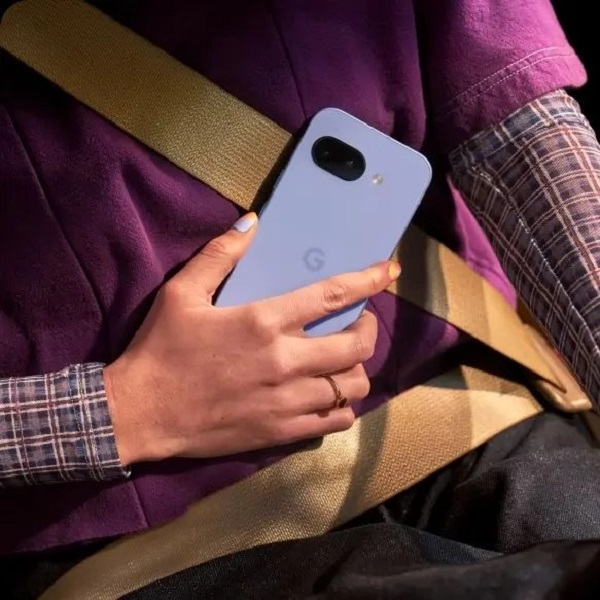 Un render del Google Pixel 9a en color Obsidian Un render del Google Pixel 9a en color Obsidian
