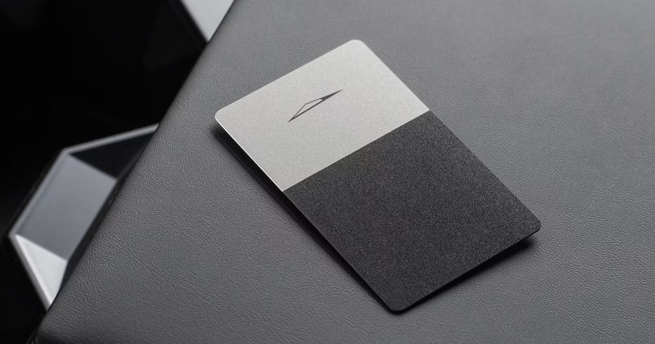 Tarjeta llave metálica Tesla, vista superior Tarjeta llave metálica Tesla, vista superior