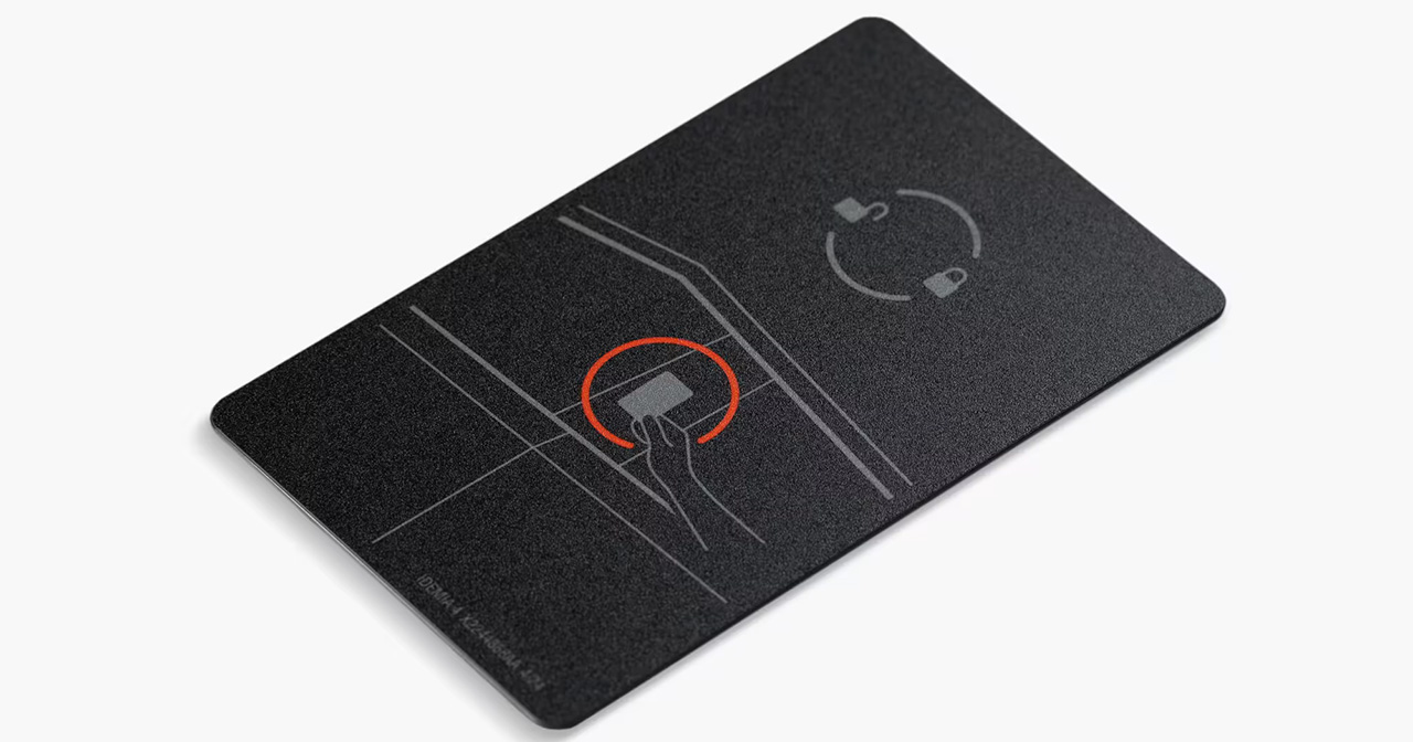 Llave-tarjeta metálica Tesla en la mano Llave-tarjeta metálica Tesla en la mano