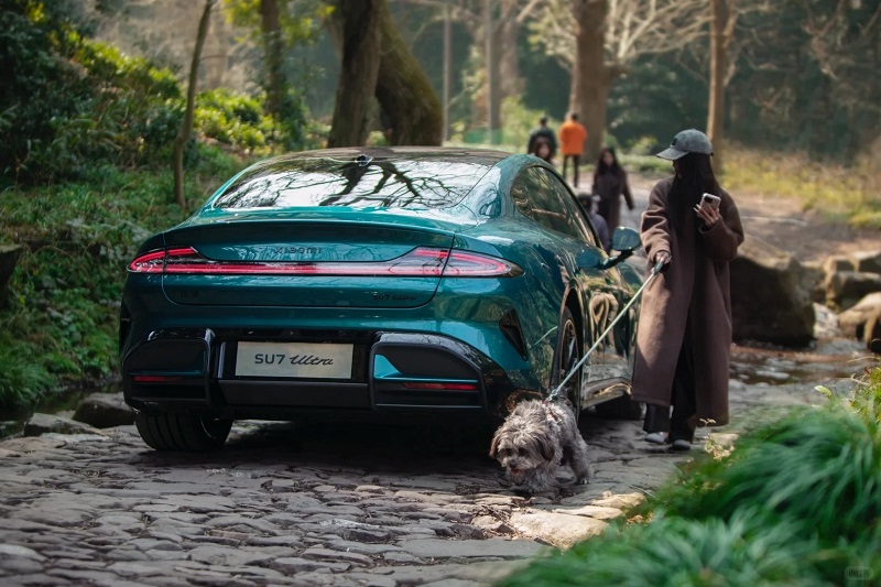 Coche eléctrico Xiaomi SU7 Ultra en lujoso color verde esmeralda Coche eléctrico Xiaomi SU7 Ultra en lujoso color verde esmeralda
