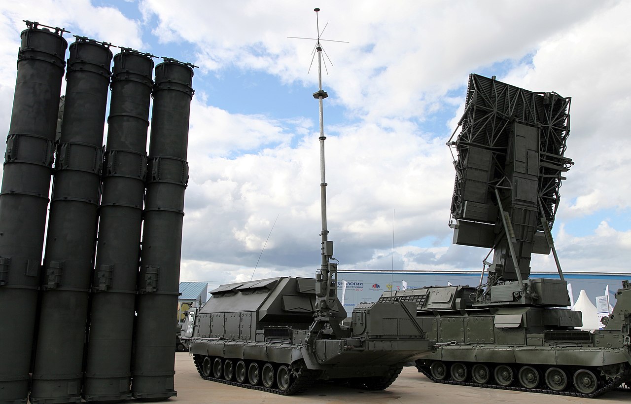 Los HIMARS alcanzaron los lanzadores, el sistema de guiado y el radar de un raro sistema ruso de misiles tierra-aire S-300V4 Antey capaz de interceptar misiles balísticos Los HIMARS alcanzaron los lanzadores, el sistema de guiado y el radar de un raro sistema ruso de misiles tierra-aire S-300V4 Antey capaz de interceptar misiles balísticos