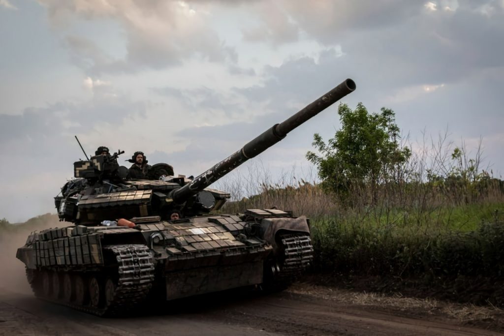 Las Fuerzas Armadas de Ucrania mostraron tanques T-64BV modernizados del modelo 2022 con un nuevo visor, radio L3 Harris, navegación por satélite y rejillas antichoque. Las Fuerzas Armadas de Ucrania mostraron tanques T-64BV modernizados del modelo 2022 con un nuevo visor, radio L3 Harris, navegación por satélite y rejillas antichoque.