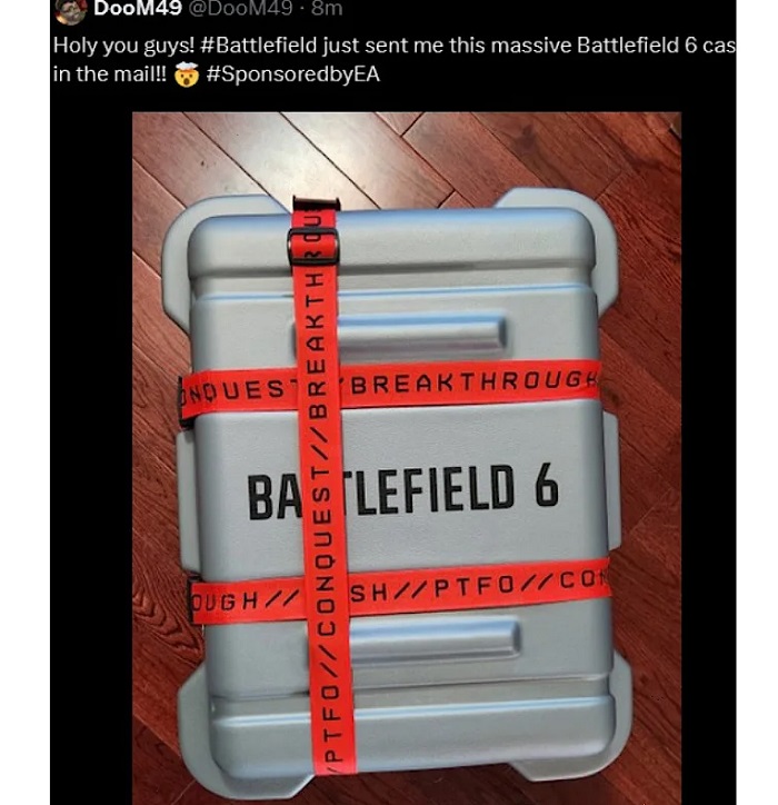 Maleta de Battlefield 6. Maleta de Battlefield 6 con la inscripción Battlefield 6 y cinta con nombres de modos de juego