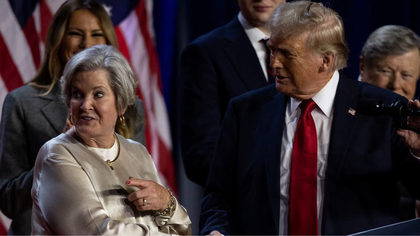 Donald Trump estrecha la mano de su asesora principal Susie Wiles