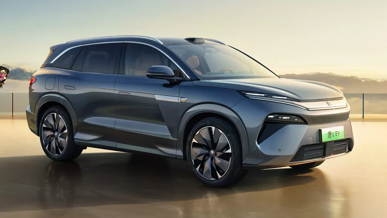Coche eléctrico BYD Han L en movimiento Coche eléctrico BYD Han L en movimiento