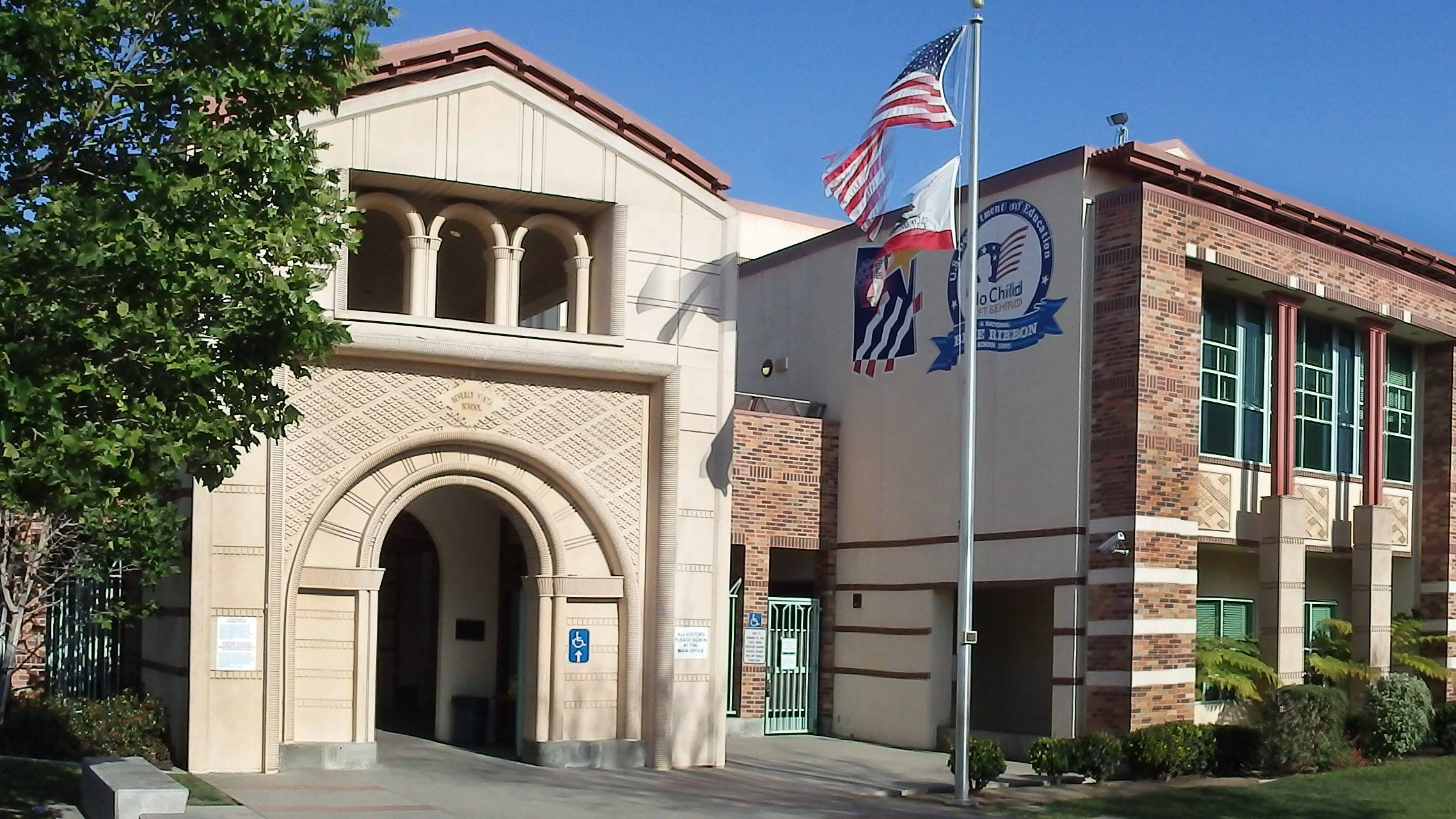 El distrito escolar de Beverly Hills expulsó a cinco estudiantes por usar IA para crear fotos falsas de desnudos El distrito escolar de Beverly Hills expulsó a cinco estudiantes por usar IA para crear fotos falsas de desnudos
