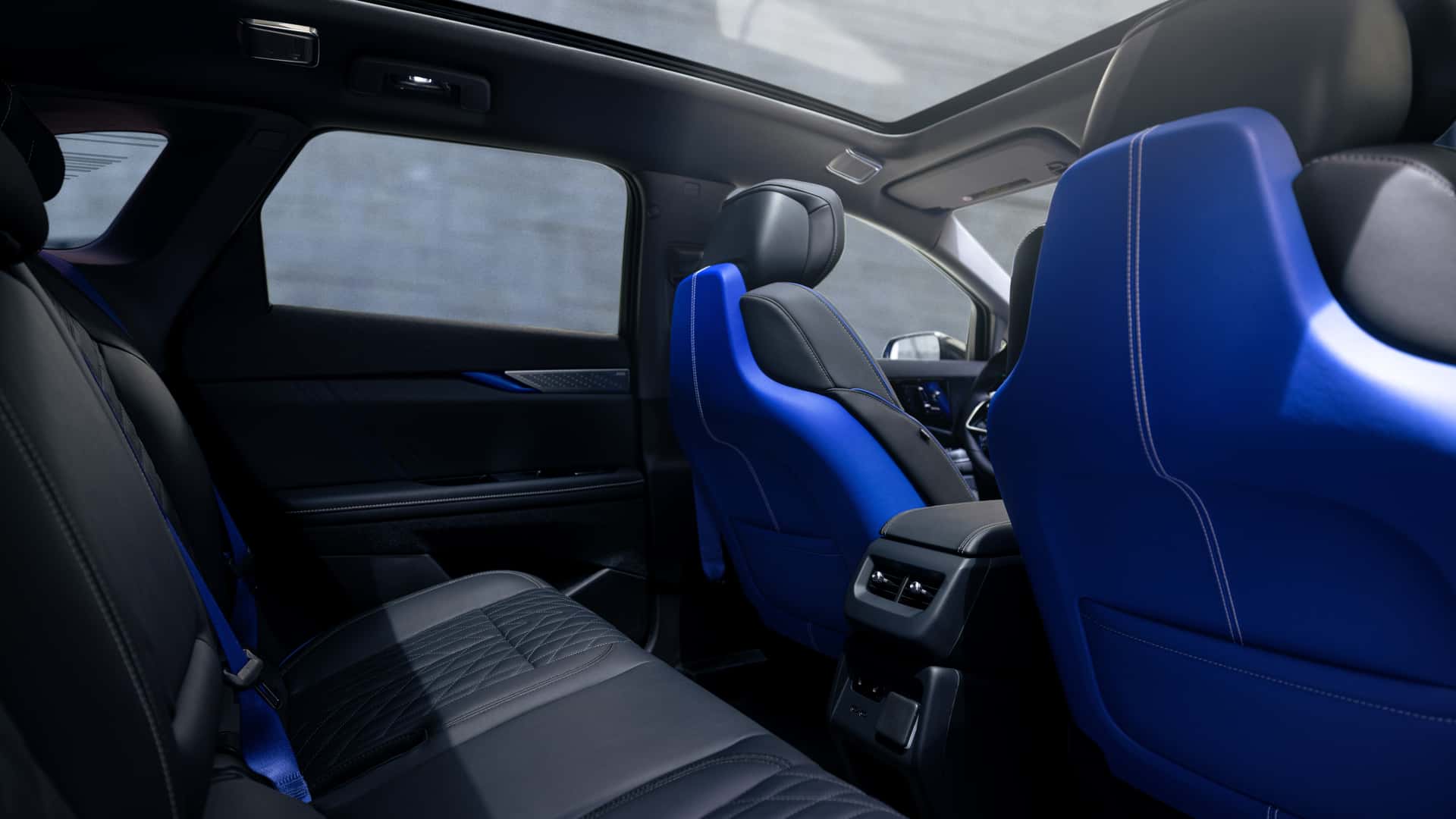 2026 Cadillac Optiq V en color Magnus Metal Frost. 2026 Cadillac Optiq V en color Magnus Metal Frost.