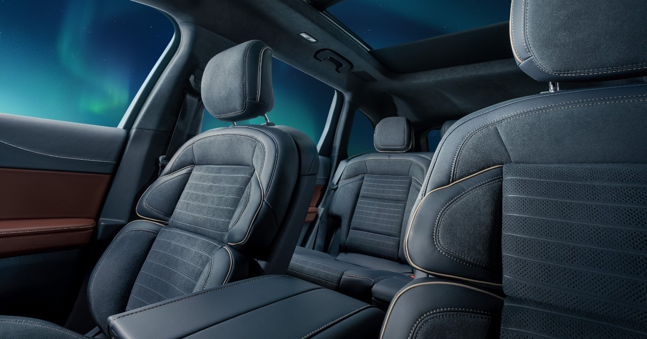 Interior del Lincoln Nautilus Black Label 2026 inspirado en la Aurora Boreal 2