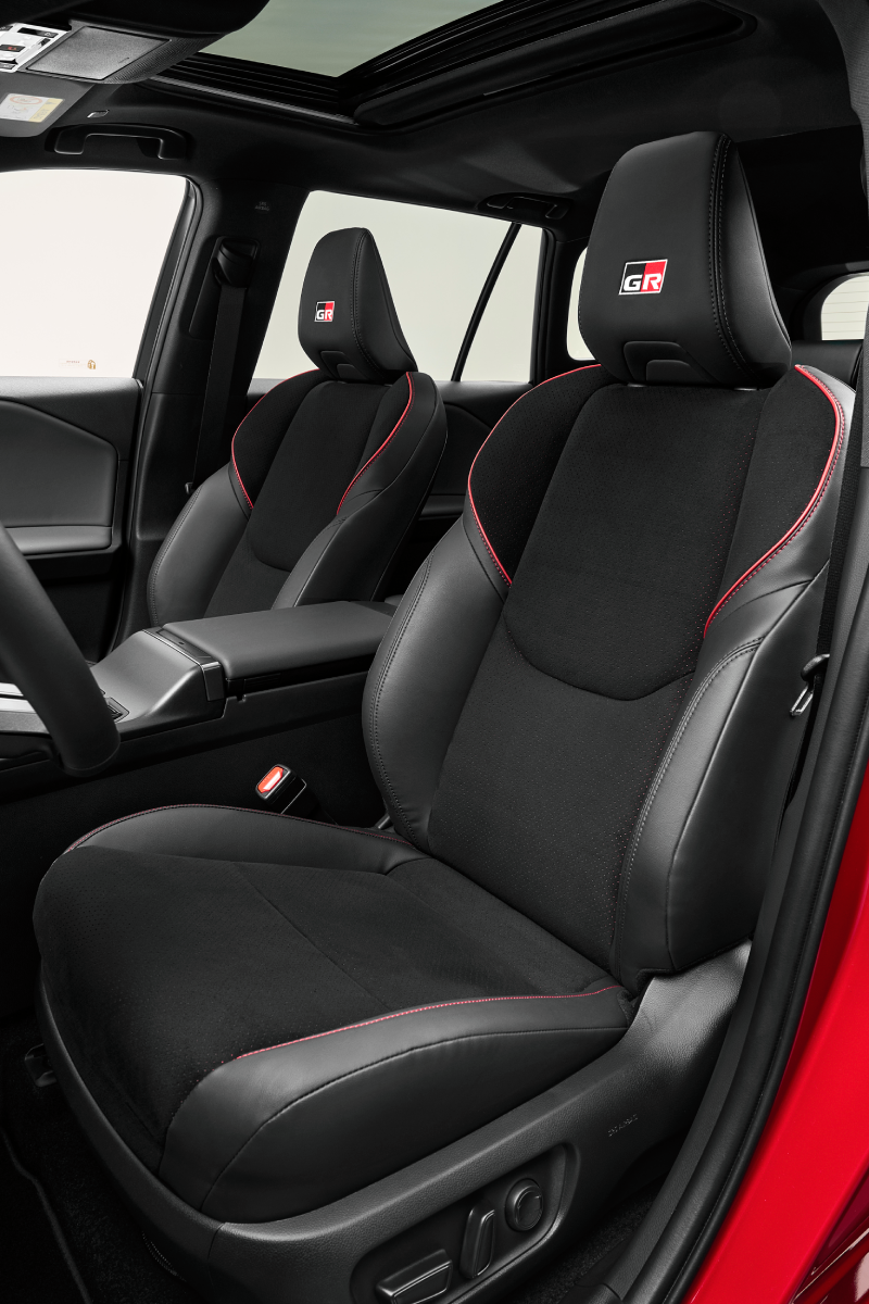 Interior del Toyota RAV4 GR Sport con acentos rojos Interior del Toyota RAV4 GR Sport con acentos rojos