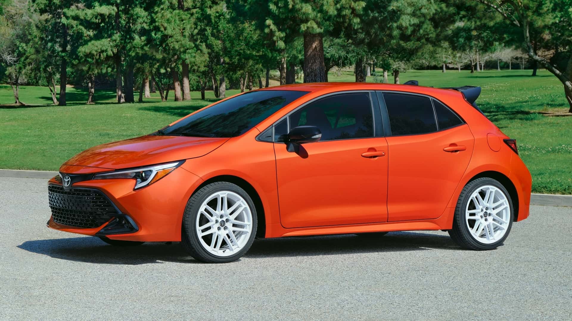 Toyota Corolla Hatchback FX Edition color naranja brillante Toyota Corolla Hatchback FX Edition color naranja brillante