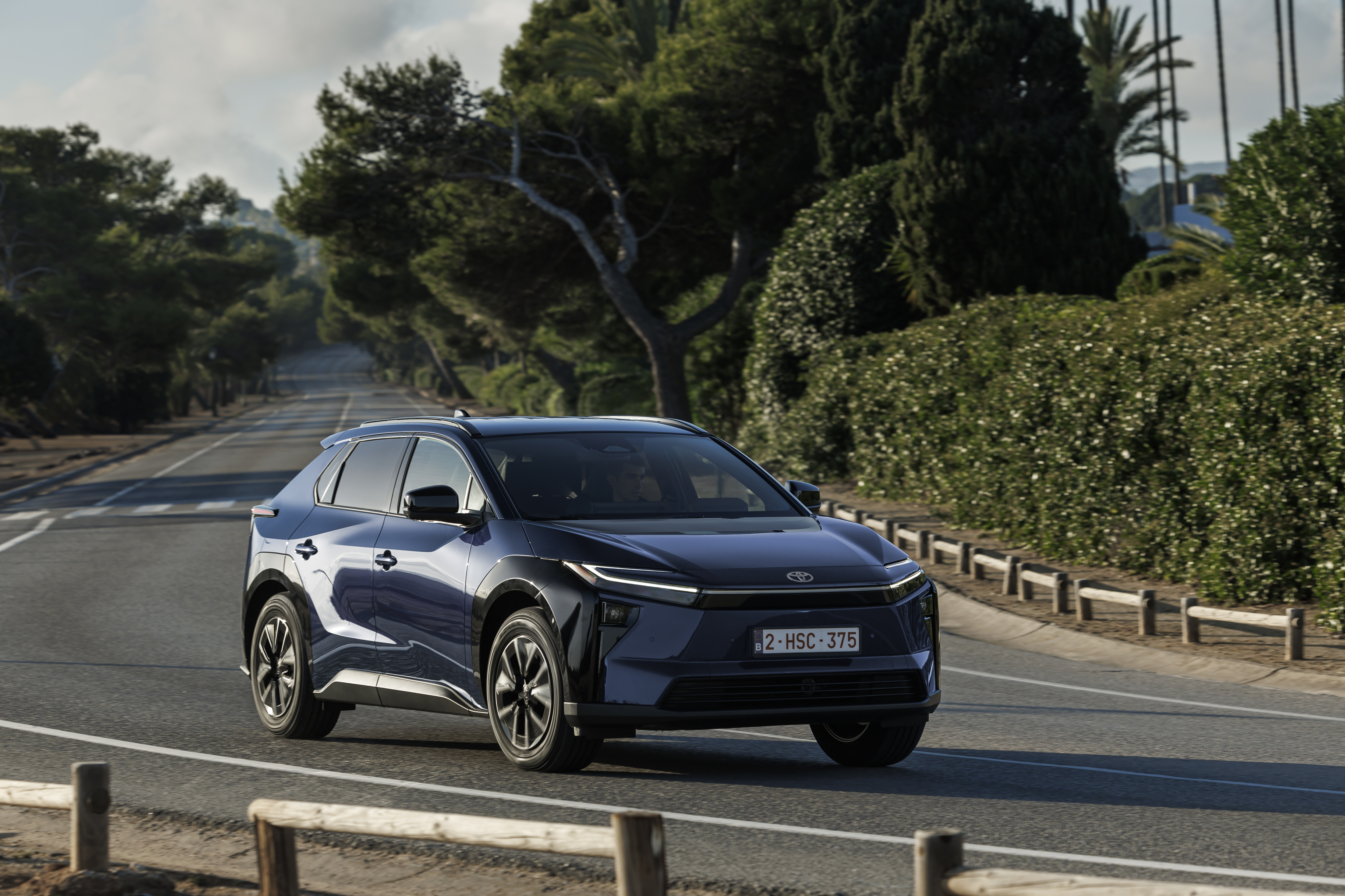 2026 Toyota bZ4X en movimiento, vista frontal en azul metálico oscuro