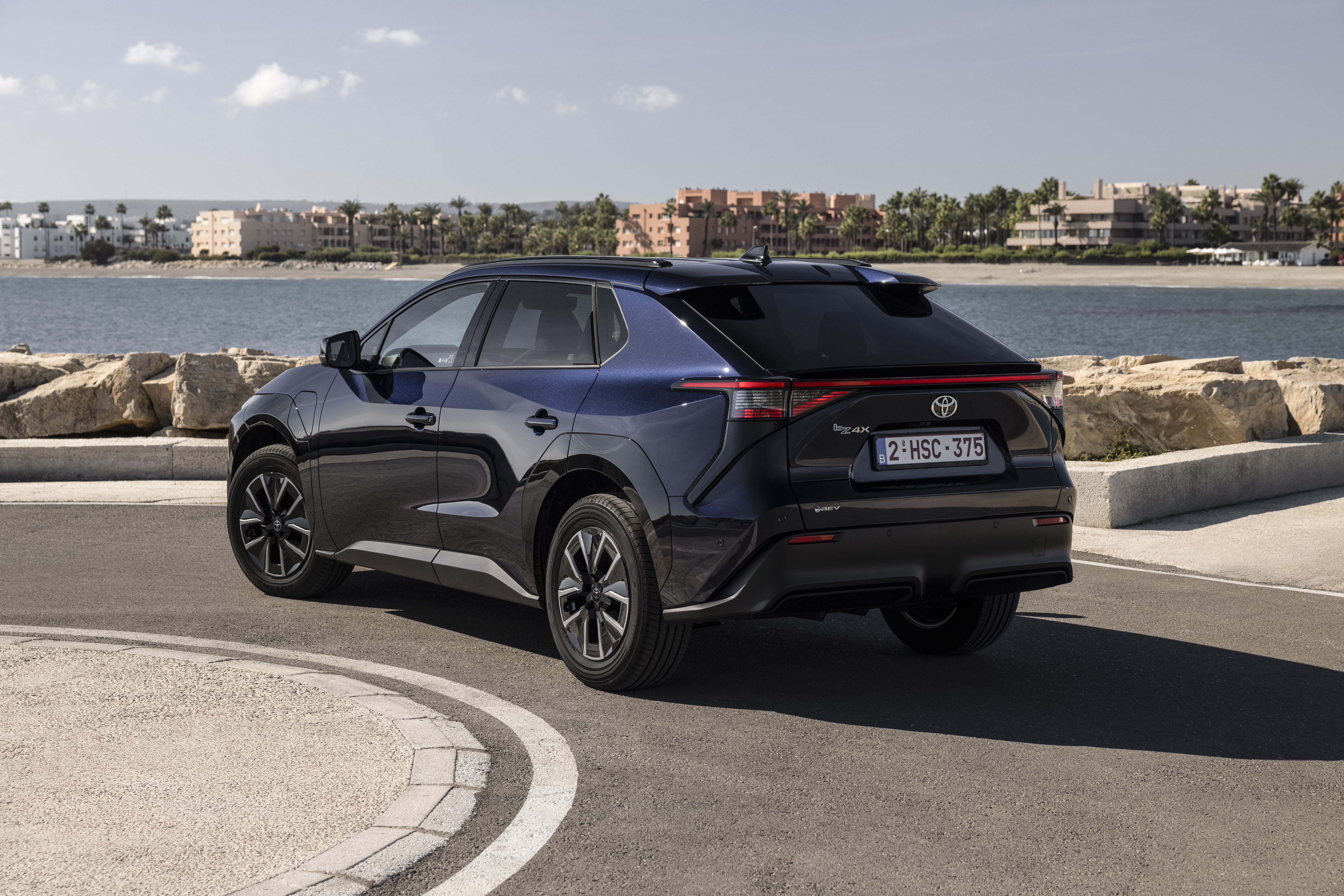 2026 Toyota bZ4X en movimiento, vista lateral en azul metálico oscuro