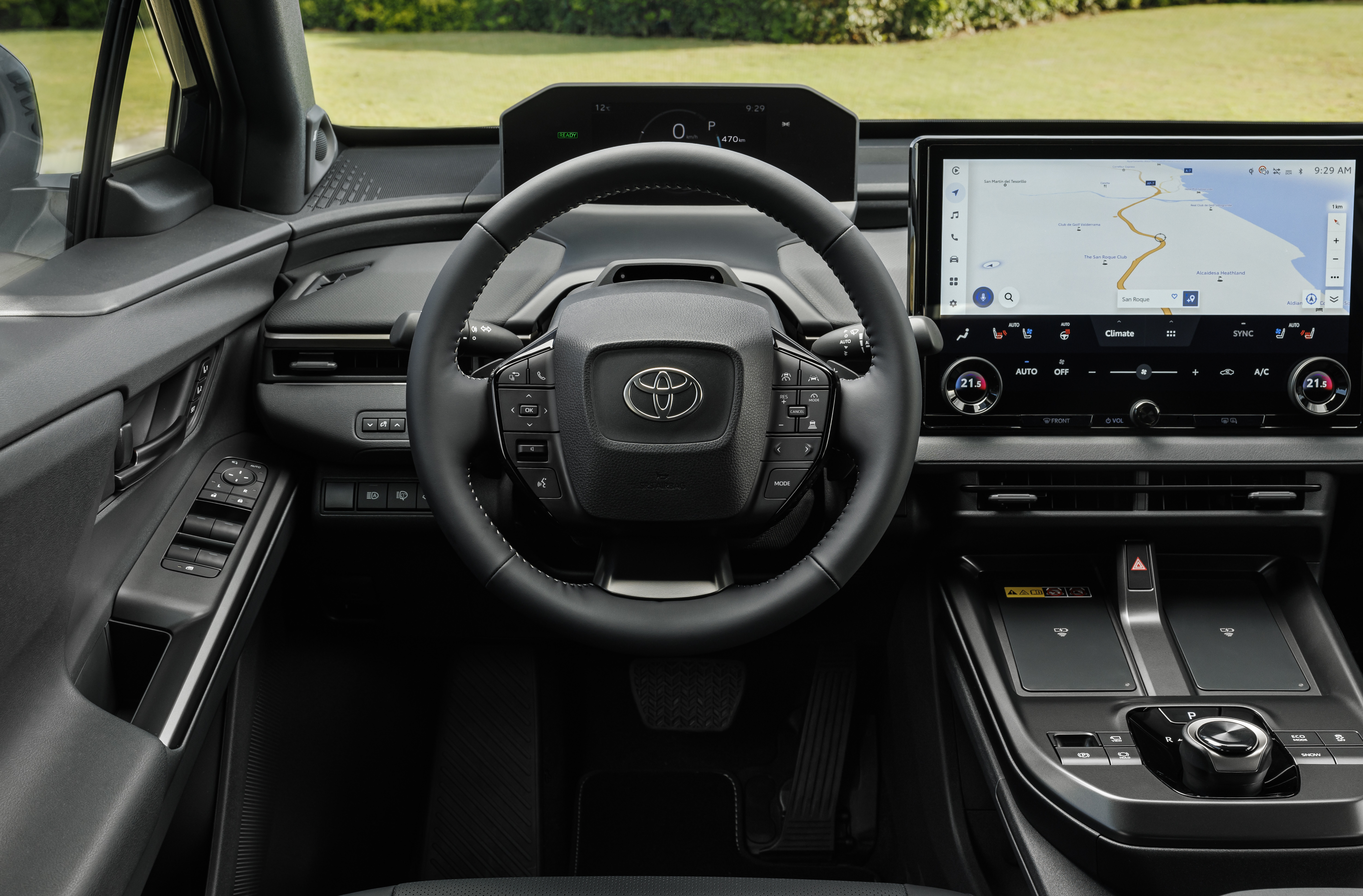 Interior del Toyota bZ4X 2026 con tablero moderno