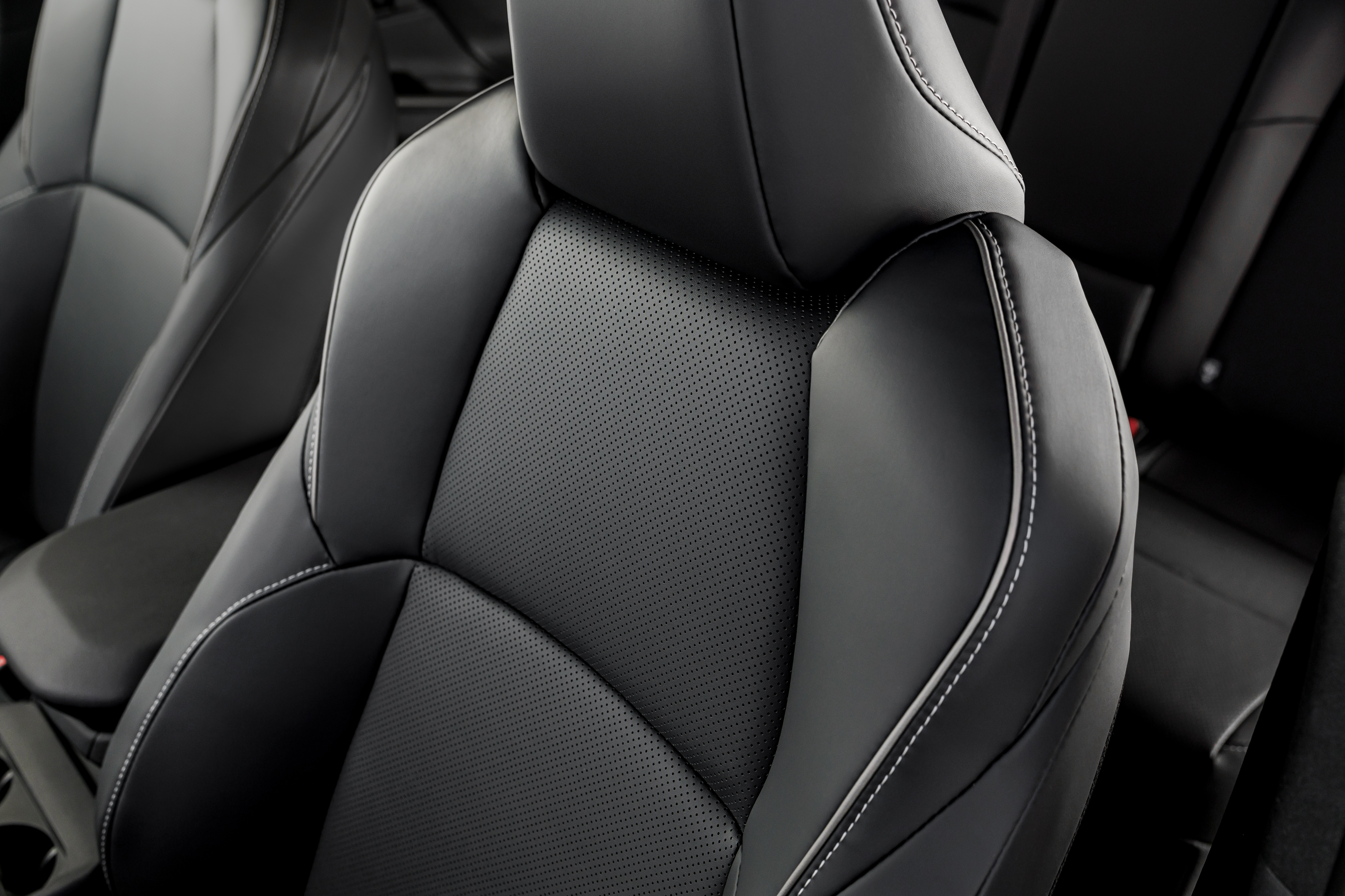 Parte trasera de la cabina del Toyota bZ4X 2026 con asientos cómodos