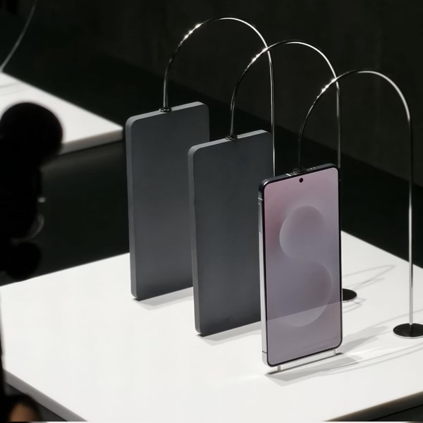 El smartphone Galaxy S25 Edge se exhibe en la feria El smartphone Galaxy S25 Edge se exhibe en la feria