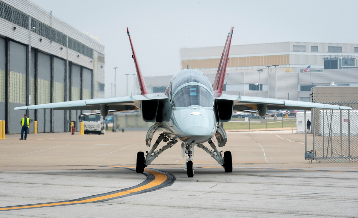 Las Fuerzas Aéreas de EE.UU. han recibido su primer avión T-7A Red Hawk cinco años después de su contrato con Boeing. Las Fuerzas Aéreas de EE.UU. han recibido su primer avión T-7A Red Hawk cinco años después de su contrato con Boeing.