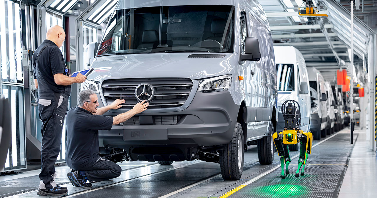 Dron autónomo en la fábrica de Mercedes-Benz Dron autónomo en la fábrica de Mercedes-Benz