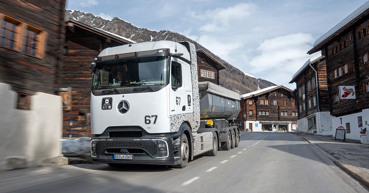 Camión Mercedes-Benz GenH2 en los Alpes Camión Mercedes-Benz GenH2 en los Alpes