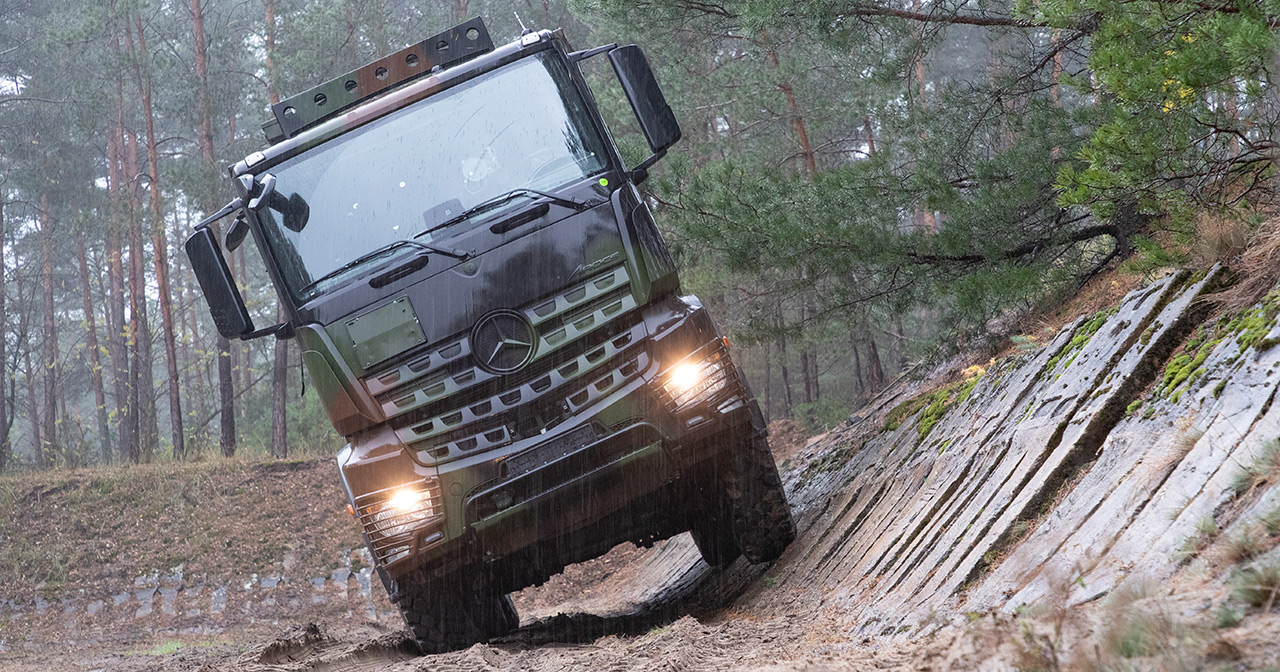 Camión Mercedes-Benz Arocs en camuflaje. Camión Mercedes-Benz Arocs en camuflaje.
