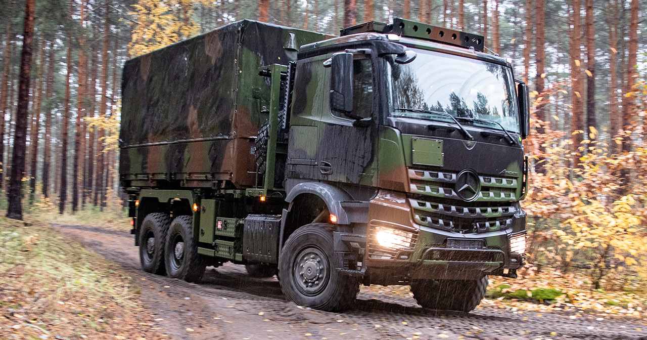 Camión Mercedes-Benz Arocs con equipo militar. Camión Mercedes-Benz Arocs con equipo militar.