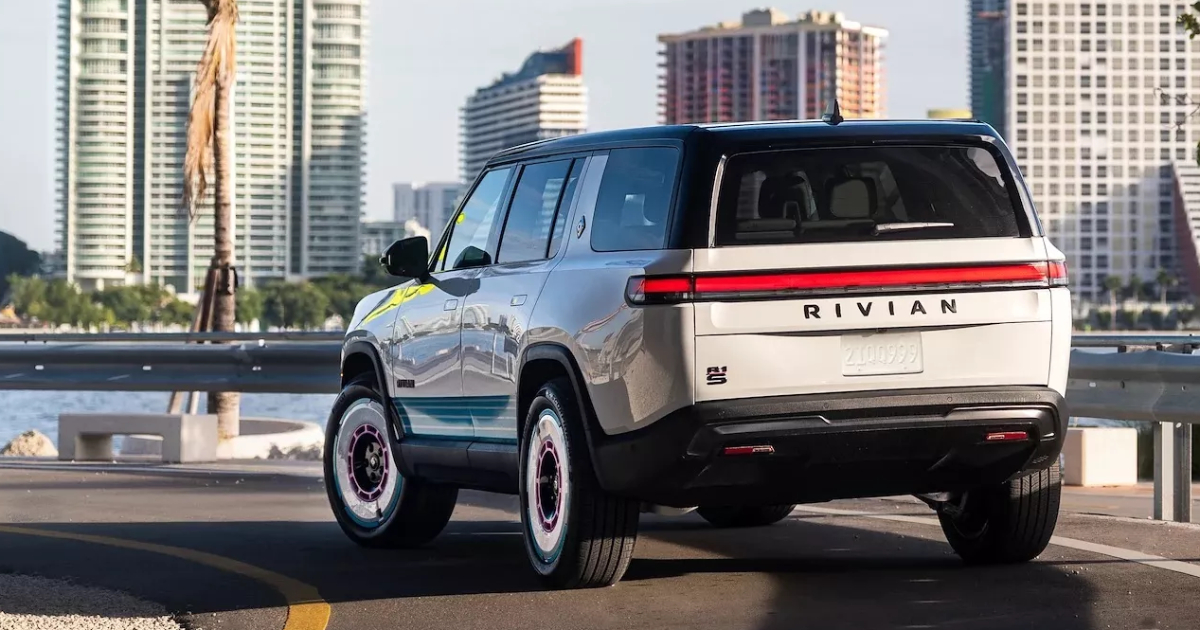 Vista lateral del Rivian R1S Quad Miami Edition