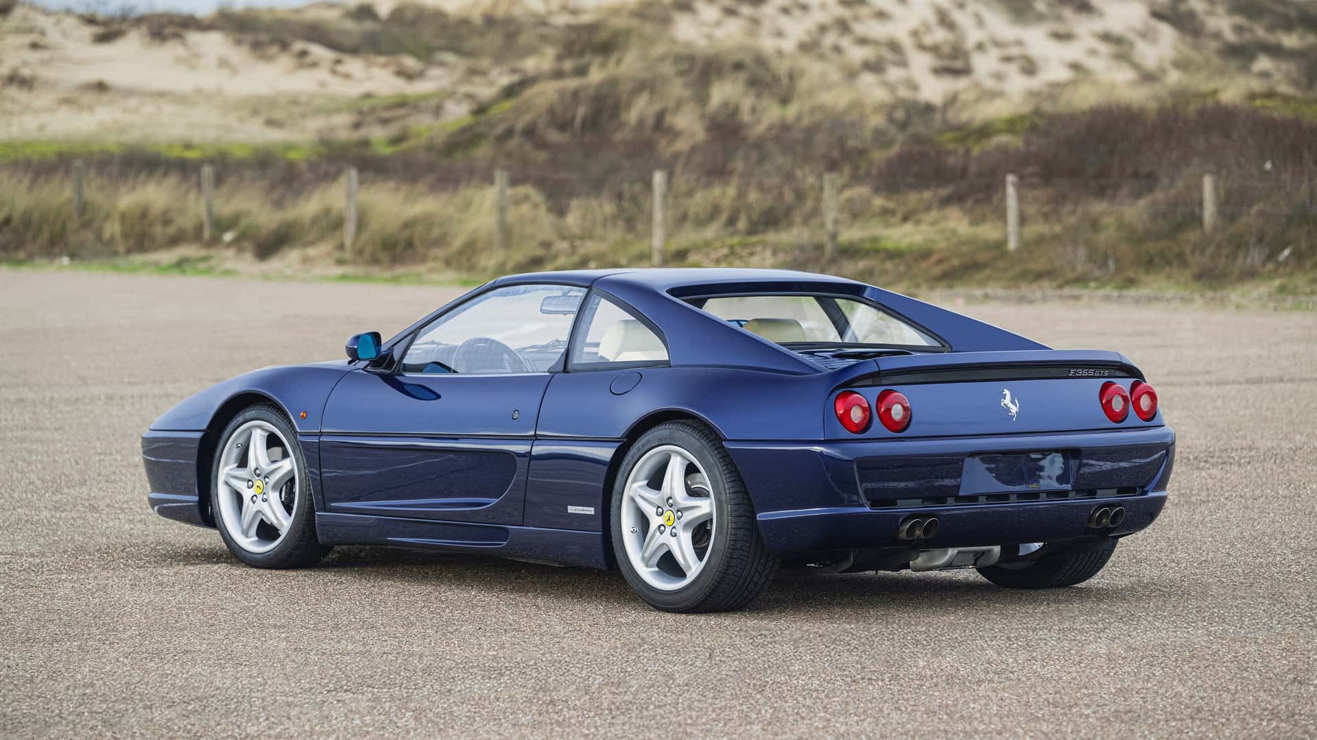 El interior del Ferrari F355 GTS de Michael Schumacher. El interior del Ferrari F355 GTS de Michael Schumacher.