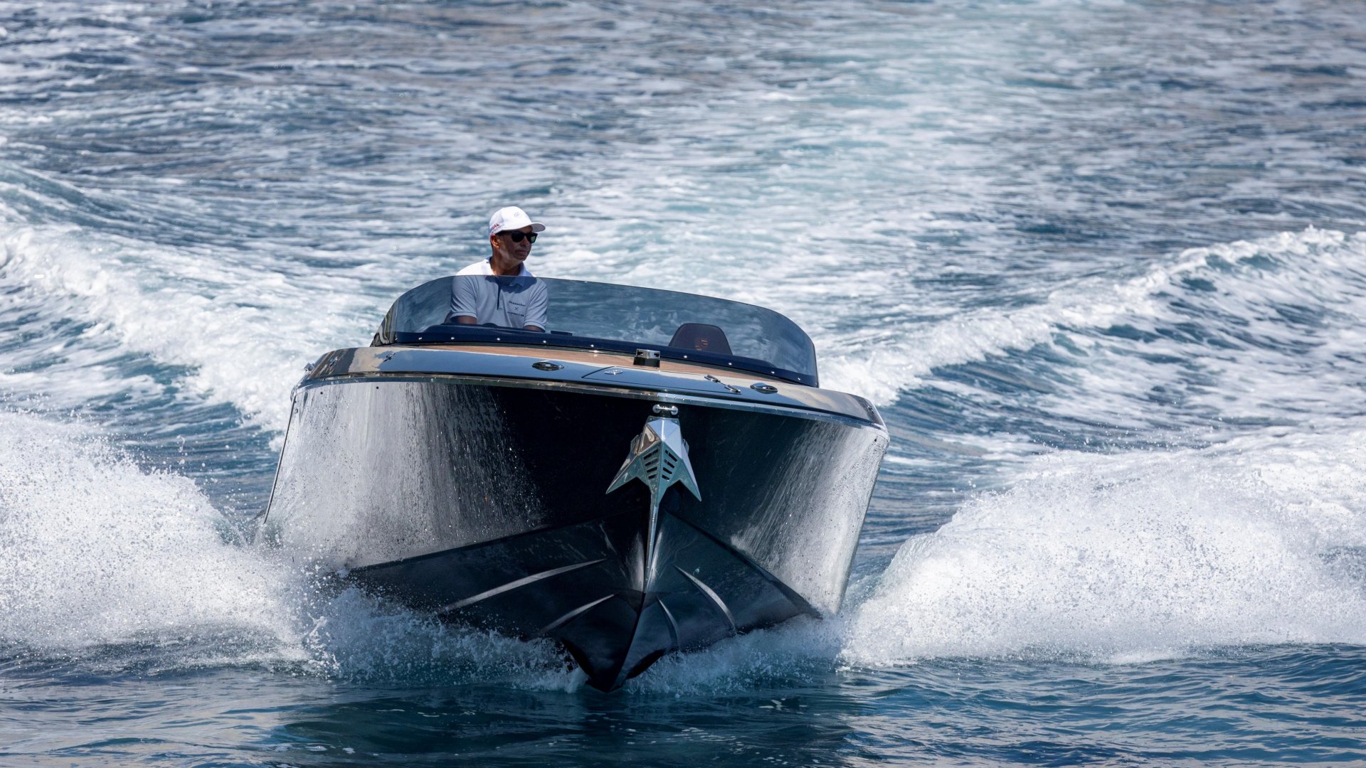 Barco deportivo Frauscher x Porsche 850 Fantom en la carrera