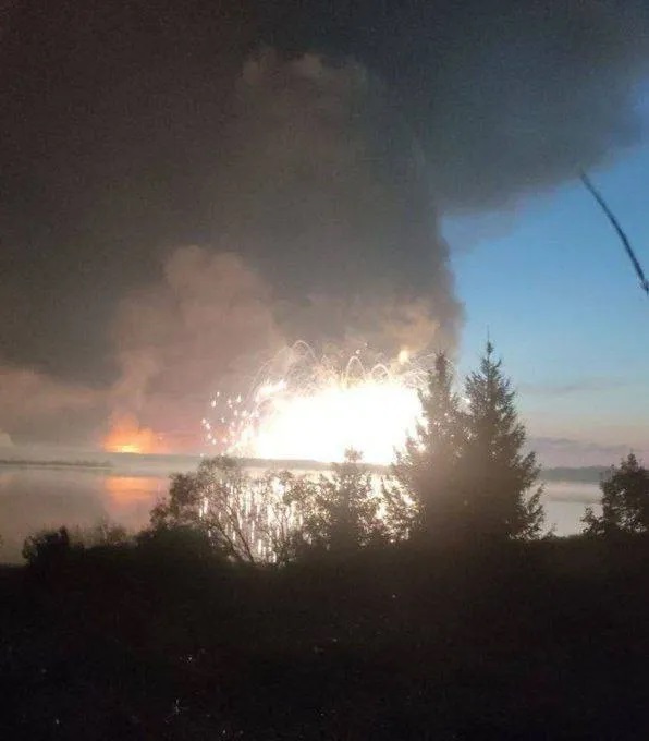 "Iskanders", S-300, S-400 y misiles norcoreanos KN-23 se dispararon en un espectacular ataque de drones ucranianos: destruido un enorme depósito de municiones en rusia -4 "Iskanders", S-300, S-400 y misiles norcoreanos KN-23 se dispararon en un espectacular ataque de drones ucranianos: destruido un enorme depósito de municiones en rusia -4