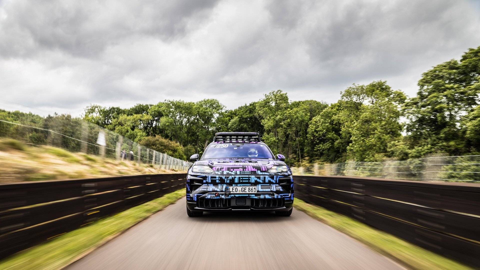 Un Porsche Cayenne eléctrico durante la carrera