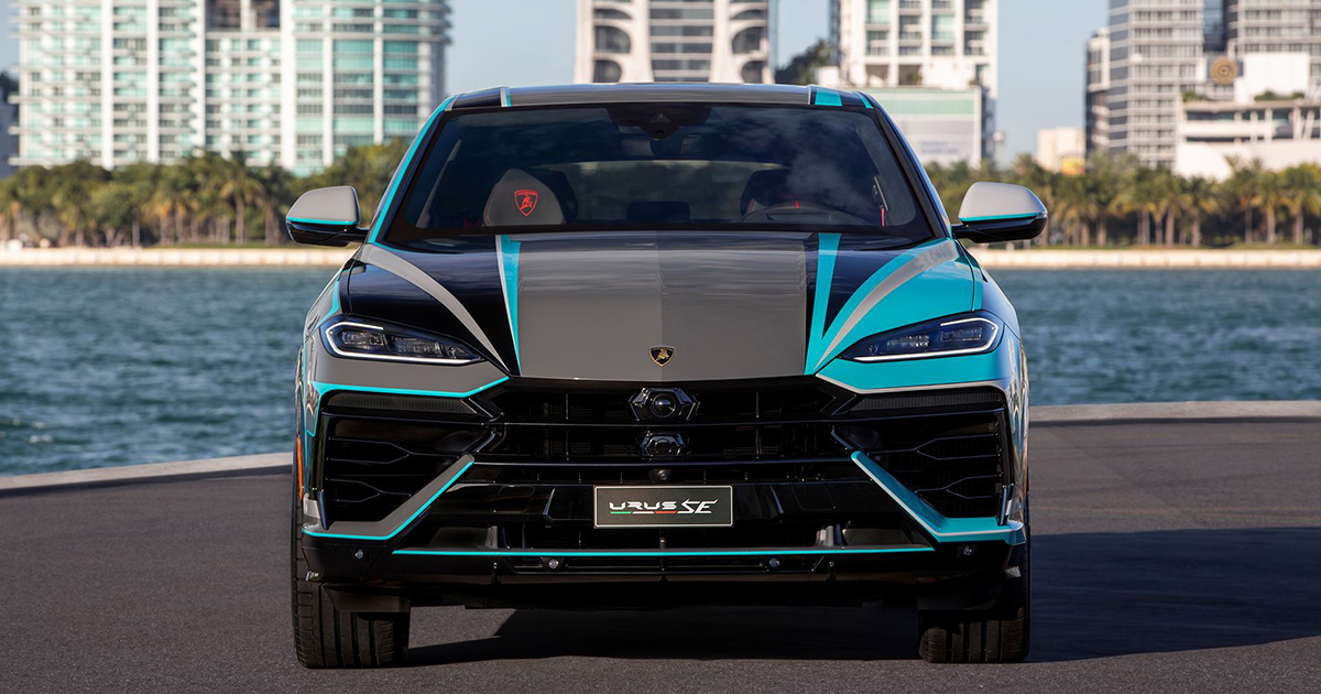 Exterior del Lamborghini Urus SE con detalles en Blu Glauco Exterior del Lamborghini Urus SE con detalles en Blu Glauco