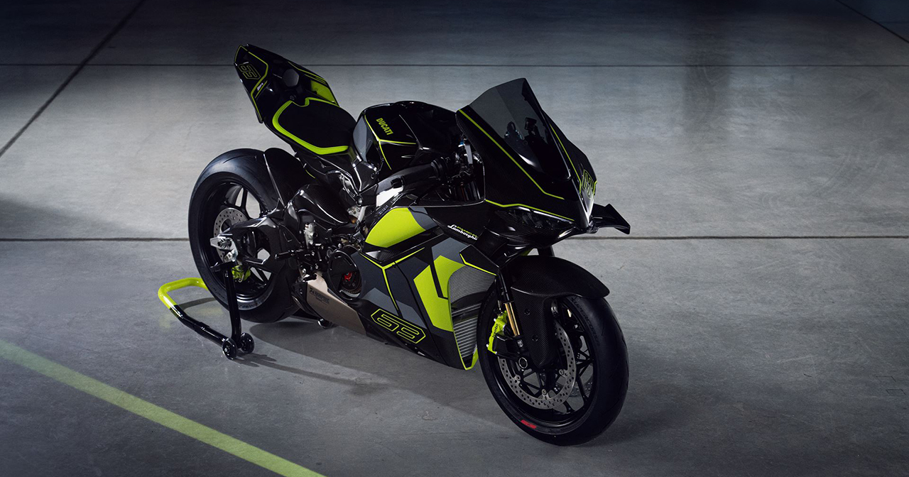 Motocicleta deportiva Ducati Panigale V4 Lamborghini sobre el fondo de un diseño exclusivo Motocicleta deportiva Ducati Panigale V4 Lamborghini sobre el fondo de un diseño exclusivo